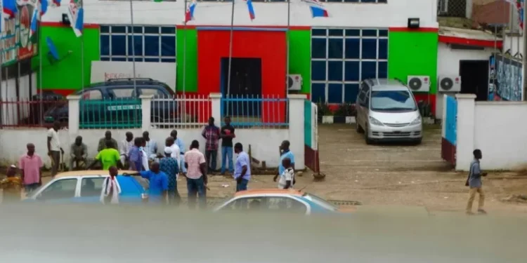 Man storms APC national secretariat, accusing party of neglect after selling his ₦30m house