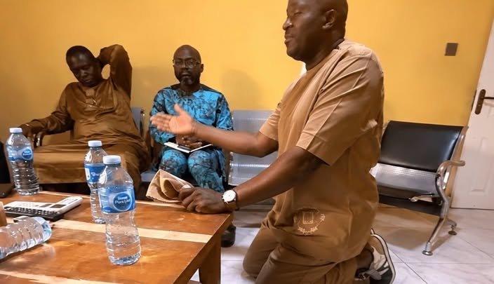 Desmond Elliot Kneels Before Gbajabiamila After APC Primary Crisis, Sparks Reactions