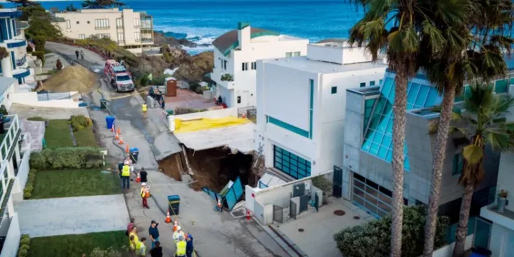 A large sinkhole has opened up outside a house in Malibu reportedly belonging to Hollywood actor Nicolas Cage.