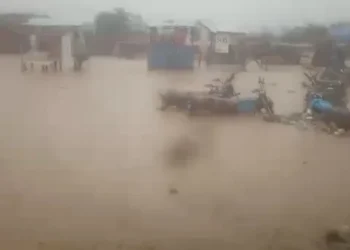 Flood Cuts Off East-West Road At Agbarho, Commuters Stranded As Residents Flee Homes In Delta
