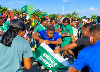 Warri Independence Day Run Disrupted As Youths Burn Tinubu-Branded Shirts, Chant ‘Obi’