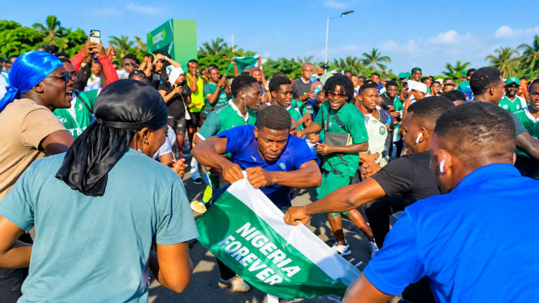 Warri Independence Day Run Disrupted As Youths Burn Tinubu-Branded Shirts, Chant ‘Obi’
